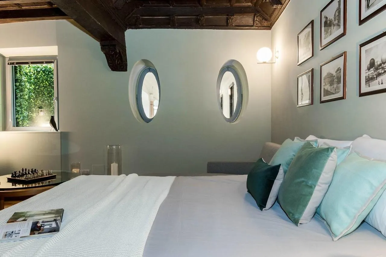 Apartment Joivy Luxurious Apt For 4 Near Duomo And Galleria Vittorio Milan Italy